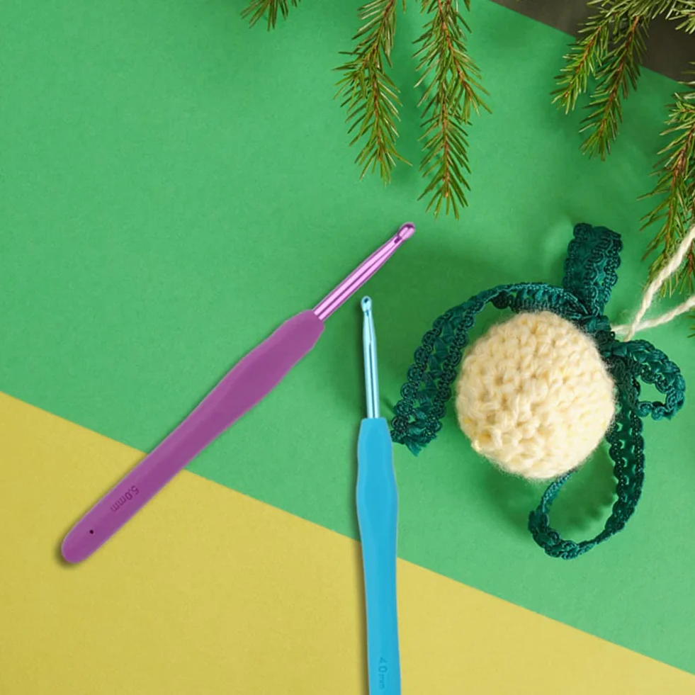 QLRFFLJOY Juego de 39 agujas de ganchillo con estuche, herramienta de tejido de hilo de bricolaje, kit de iniciación de ganchillo para principiantes, incluye agujas de ganchillo coloridas, una bola de