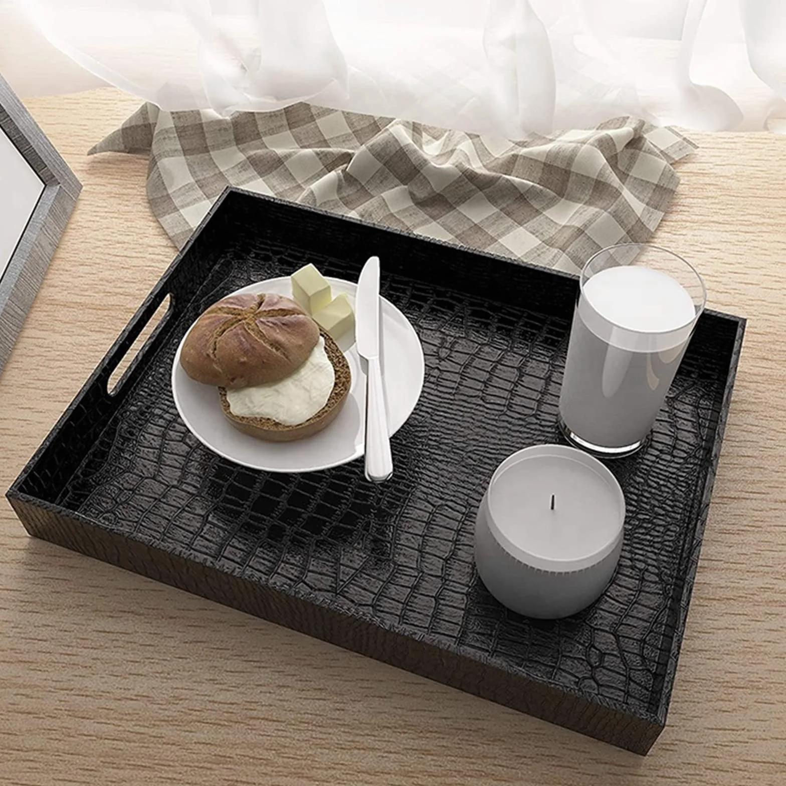 Lyellfe Bandeja de servir negra con asas, piel sintética de cocodrilo | Bandeja otomana rectangular decorativa de 17 x 12 pulgadas para mesa de café, sala de estar, cama o tocador