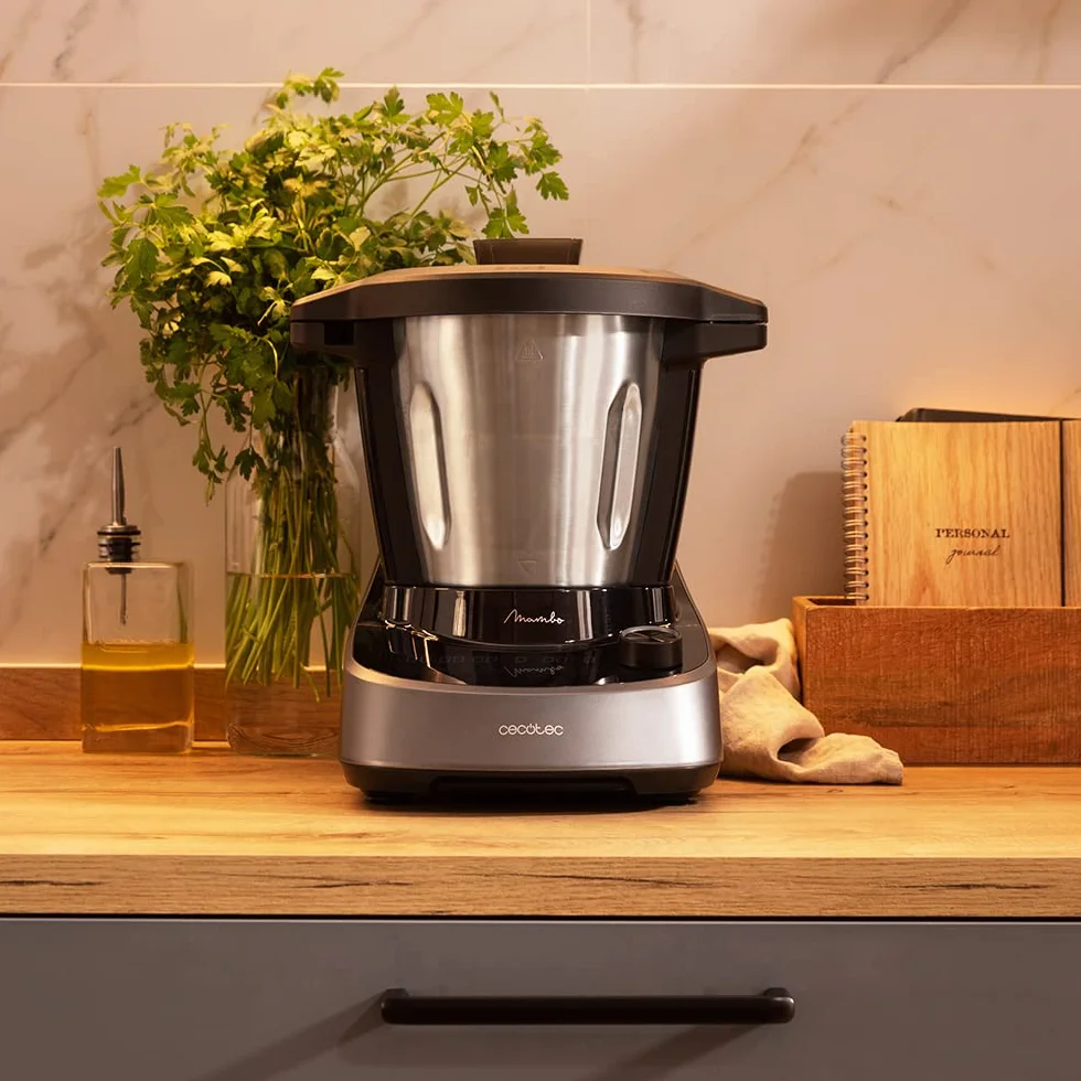 Cecotec Robot de Cocina Multifunción Mambo 11090. 1600 W, 37 Funciones, APP, Báscula y Jarra de 3,3 Litros de Acero inoxidable apta para Lavavajillas, Recetario y Accesorios