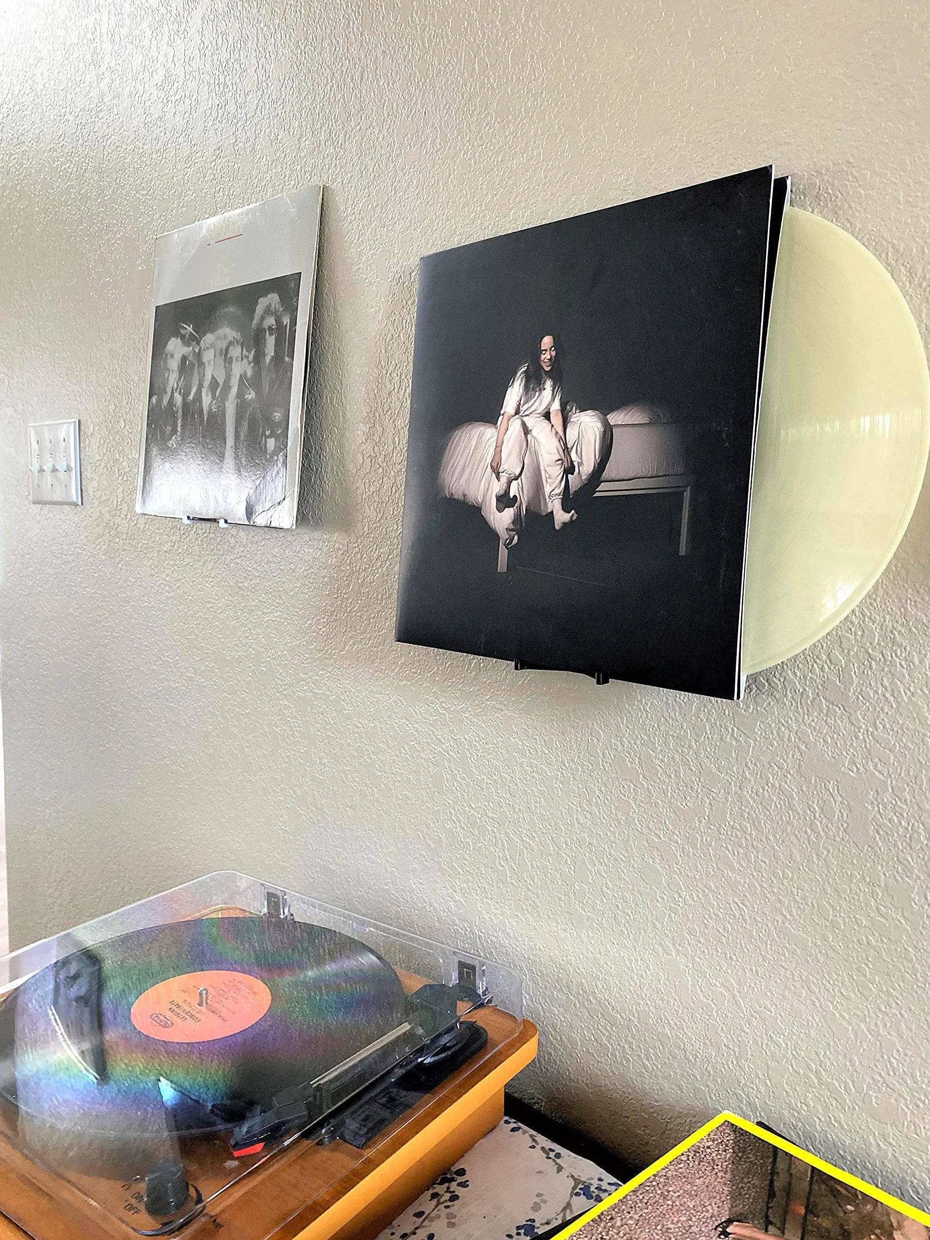 Exhibidor de discos de vinilo de montaje en pared [5 unidades]. Muestra tus álbumes sin dañar tus paredes, perfecto para oficina, hogar, dormitorios y apartamentos (negro, 5)
