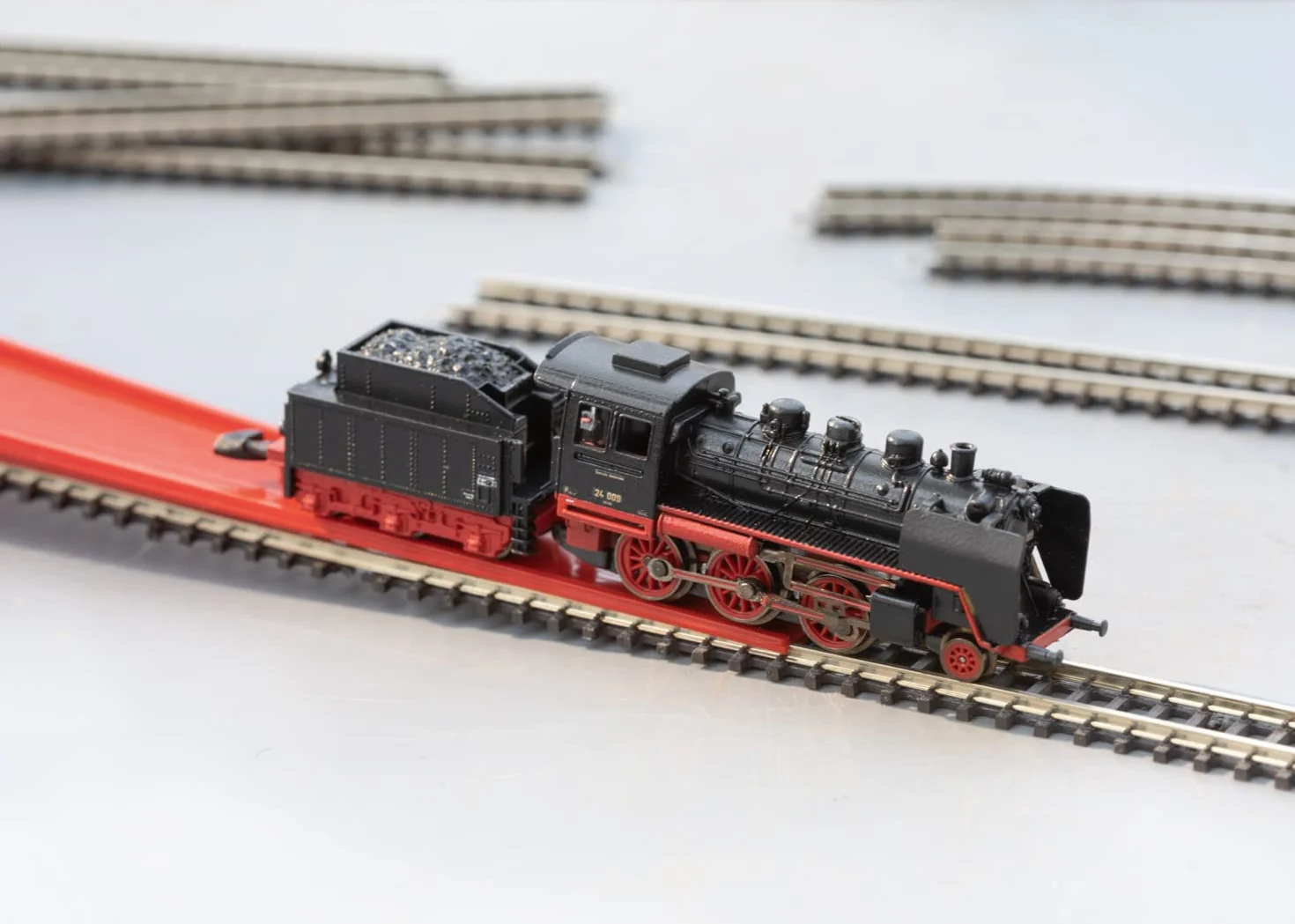 Märklin Modelleisenbahn 81874 - Tren de pasajeros para Museo con Locomotora de Vapor BR 24 – Locomotora Pista Z, 24 cm de Metal con Soporte de plástico, a Partir de 15 años
