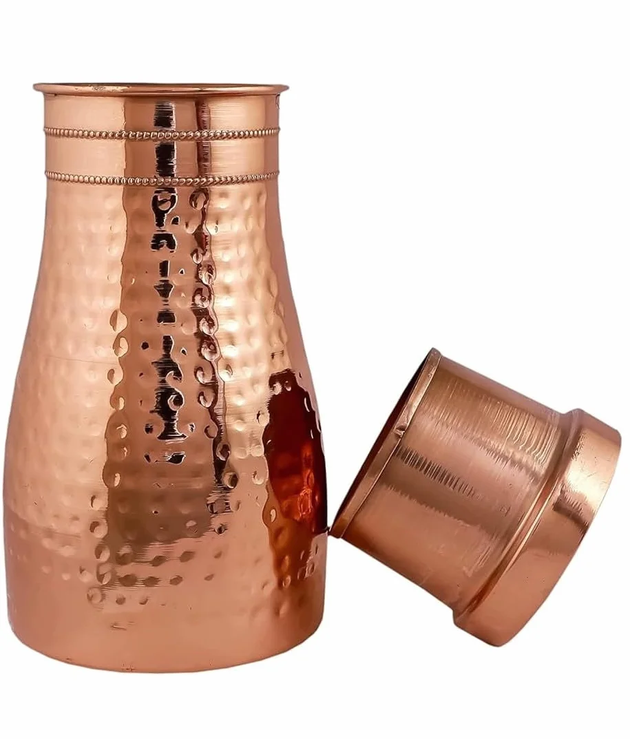 AZMIQ - Botella de agua de cobre puro con vaso y tapa, 950 ml, juego de jarra de cobre martillado, jarra de agua de cobre de diseño para agua potable, almacenamiento de agua ayurvédica para el hogar