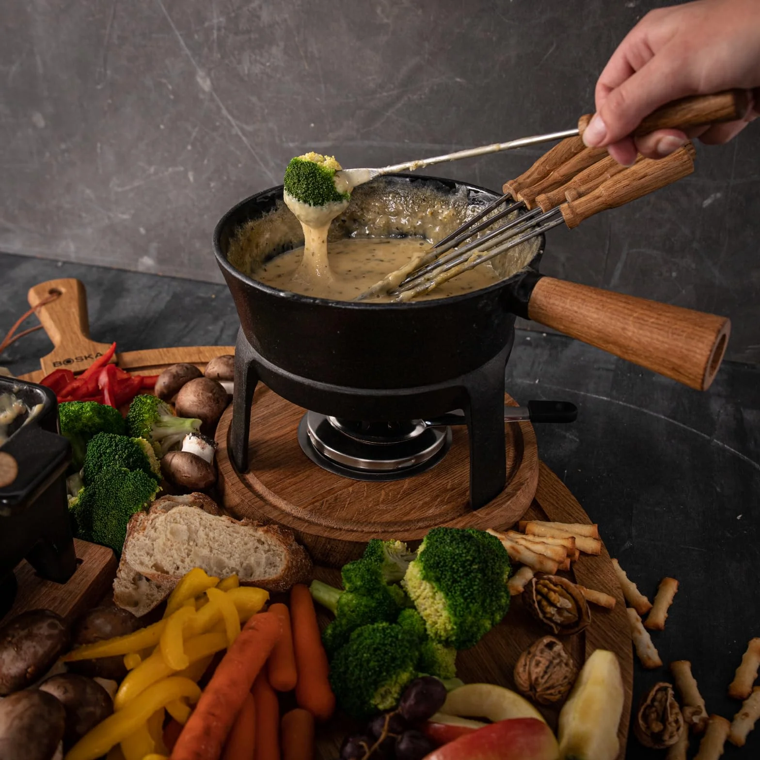 BOSKA Juego de fondue Pro L - Juego de fondue de alta calidad - Juegos de fondue de queso - Olla de fondue de hierro fundido - Adecuado para cualquier estufa - Incluye 6 tenedores de fondue de madera