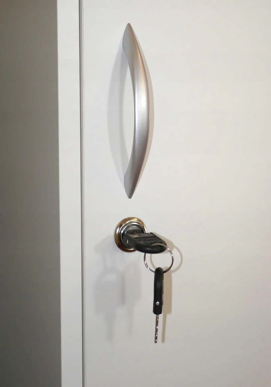 Armario de oficina con cerradura, estantería para libros, estantería de oficina con 1 puerta y 5 compartimentos, armario universal para oficina y hogar, 180 x 44,5 x 35 cm (blanco)