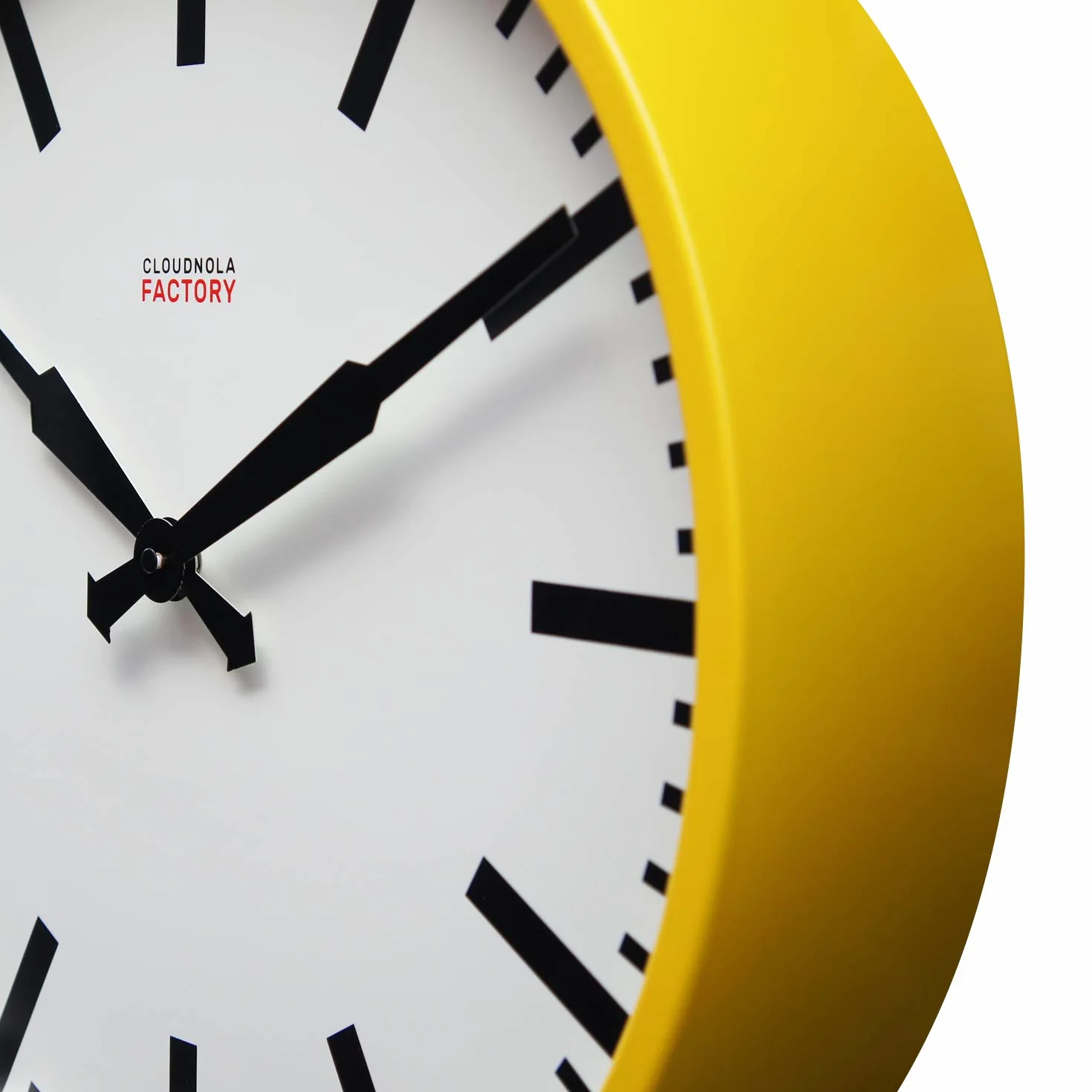 Cloudnola - Reloj de Metal, Estilo Industrial, Reloj de Pared con diseño contemporáneo, Movimiento de Cuarzo silencioso, Amarillo y Negro sin números