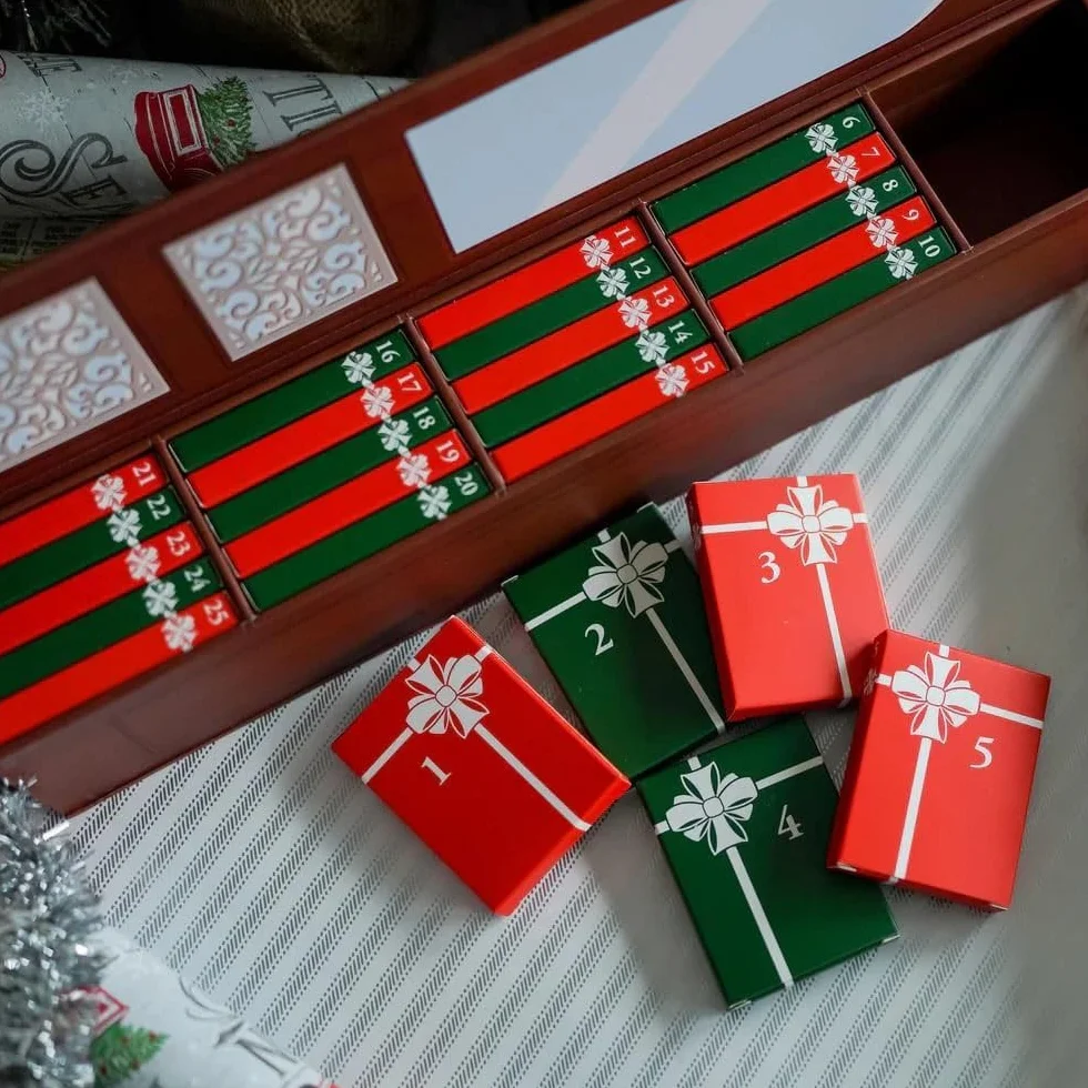 Calendario de Adviento de 2025 con adornos de libros pequeños, calendarios de Adviento para amantes de los libros con regalo de 24 libros, calendario de cuenta regresiva de libros de Navidad