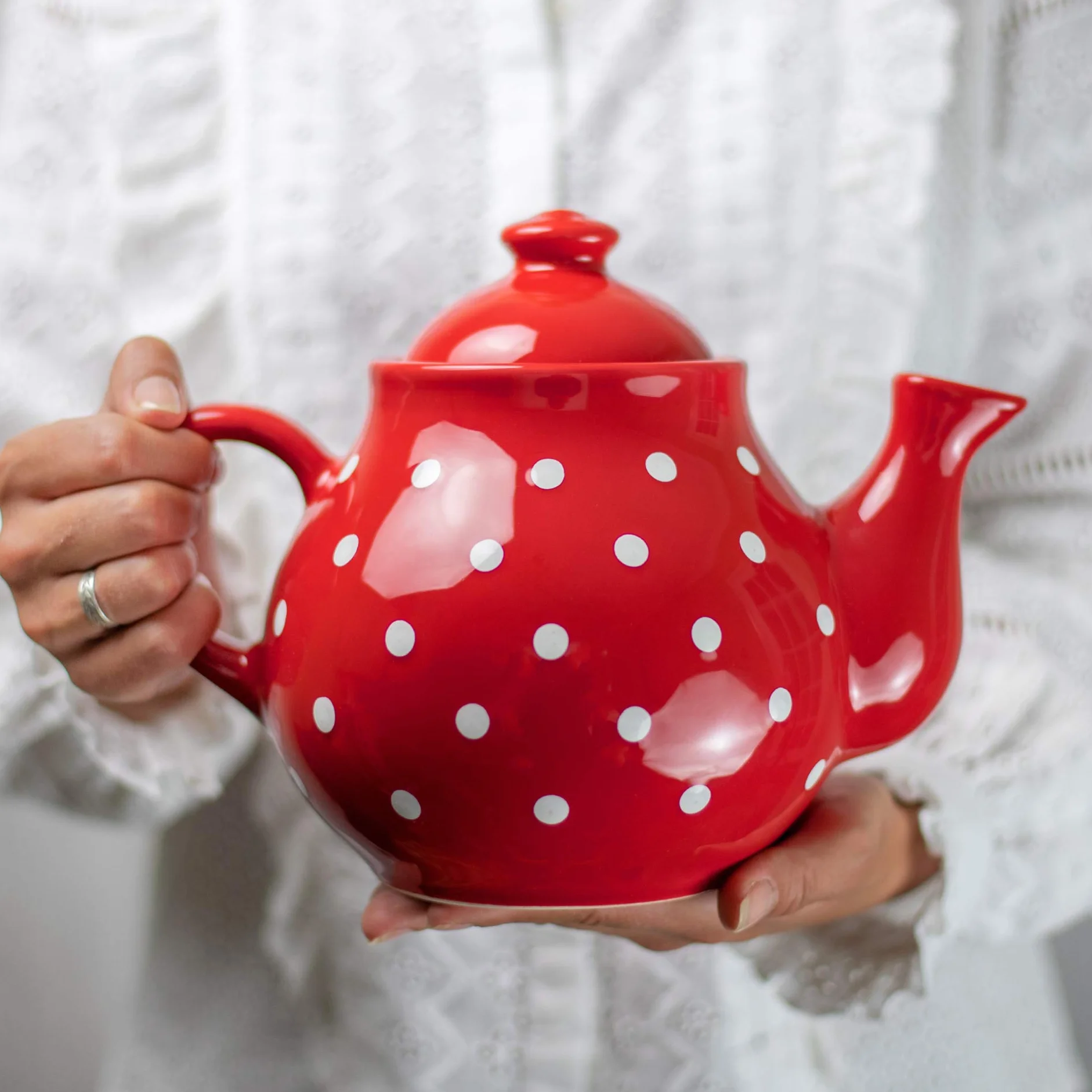City to Cottage® Tetera Grande de Cerámica Artesanal con Asa y Tapa, Diseño de Lunares en Rojo y Blanco, 1,7 L/60oz/4-6 Tazas