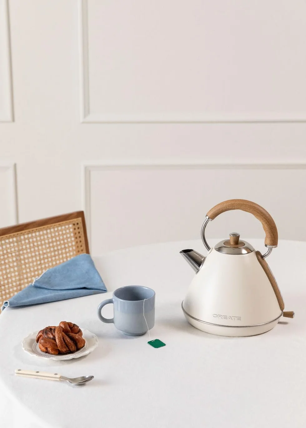 CREATE/KETTLE RETRO L/Hervidor de agua eléctrico blanco roto/Ebullición rápida, capacidad 1,7l, apagado automático, filtrado anti-cal, autoapagado, indicador de nivel de agua, Ø19 cm, 2200 W