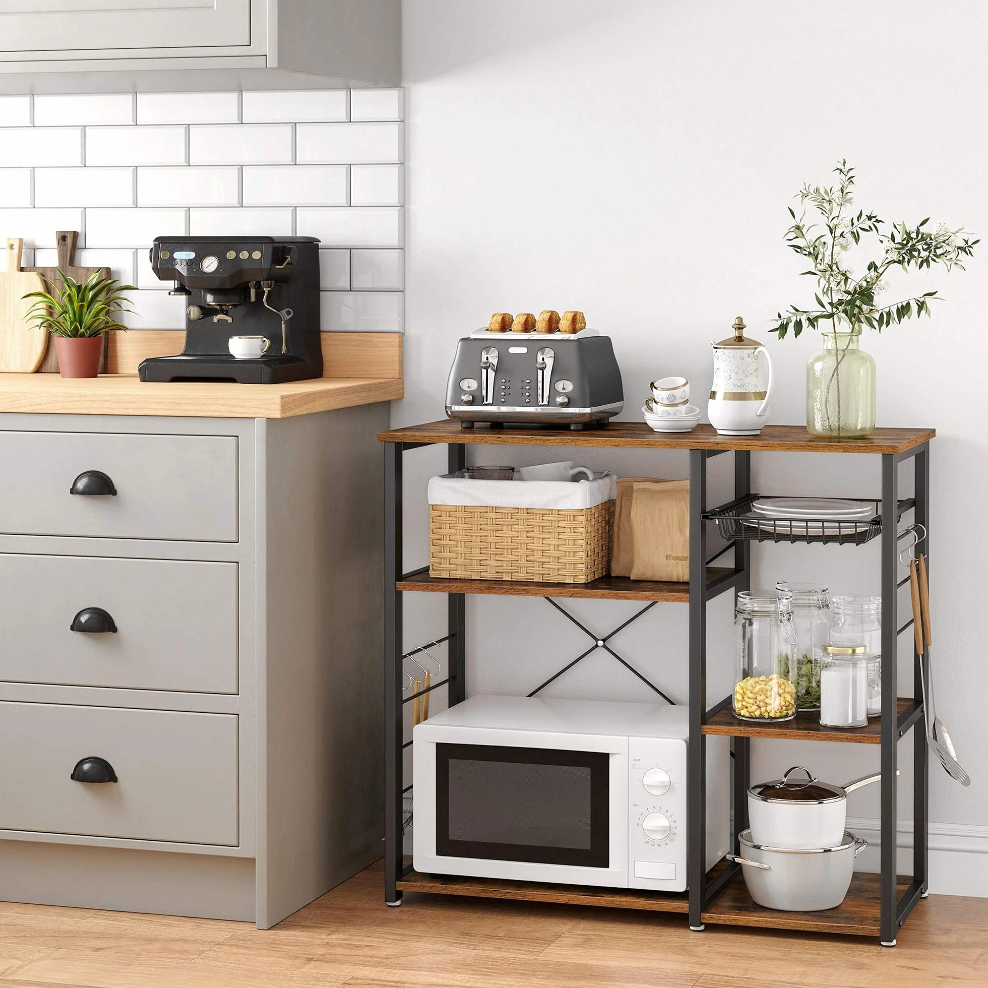 VASAGLE - Estantería de Cocina, con Marco de Acero, 1 Cesta y 6 Ganchos, Almacenamiento para Mini Horno, Especias y Utensilios, Estilo Industrial, marrón rústico y Negro KKS90X