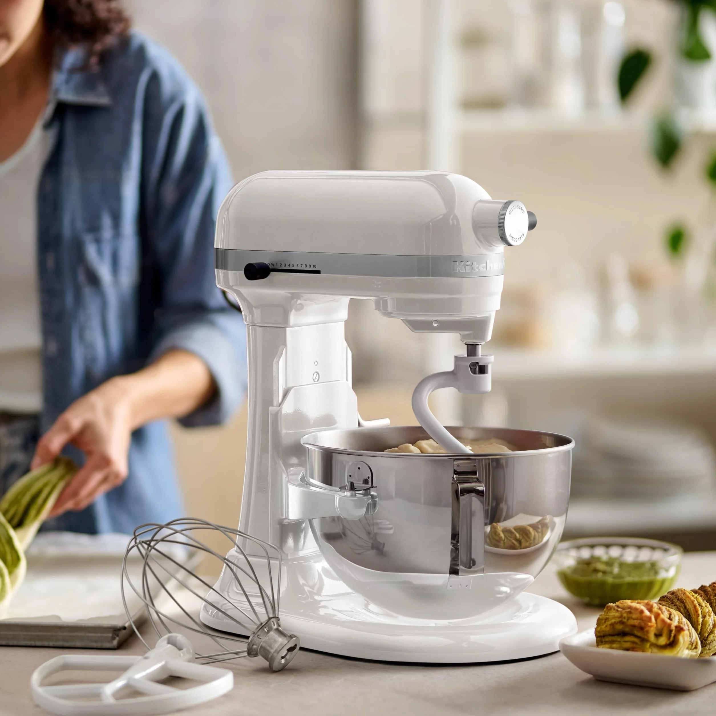 KitchenAid Batidora Amasadora Bowl-Lift 5.2L Heavy Duty, Cuerpo y Engranajes Metálicos, 11 Velocidades, Flex Edge, 67 Puntos de Contacto, Blanco