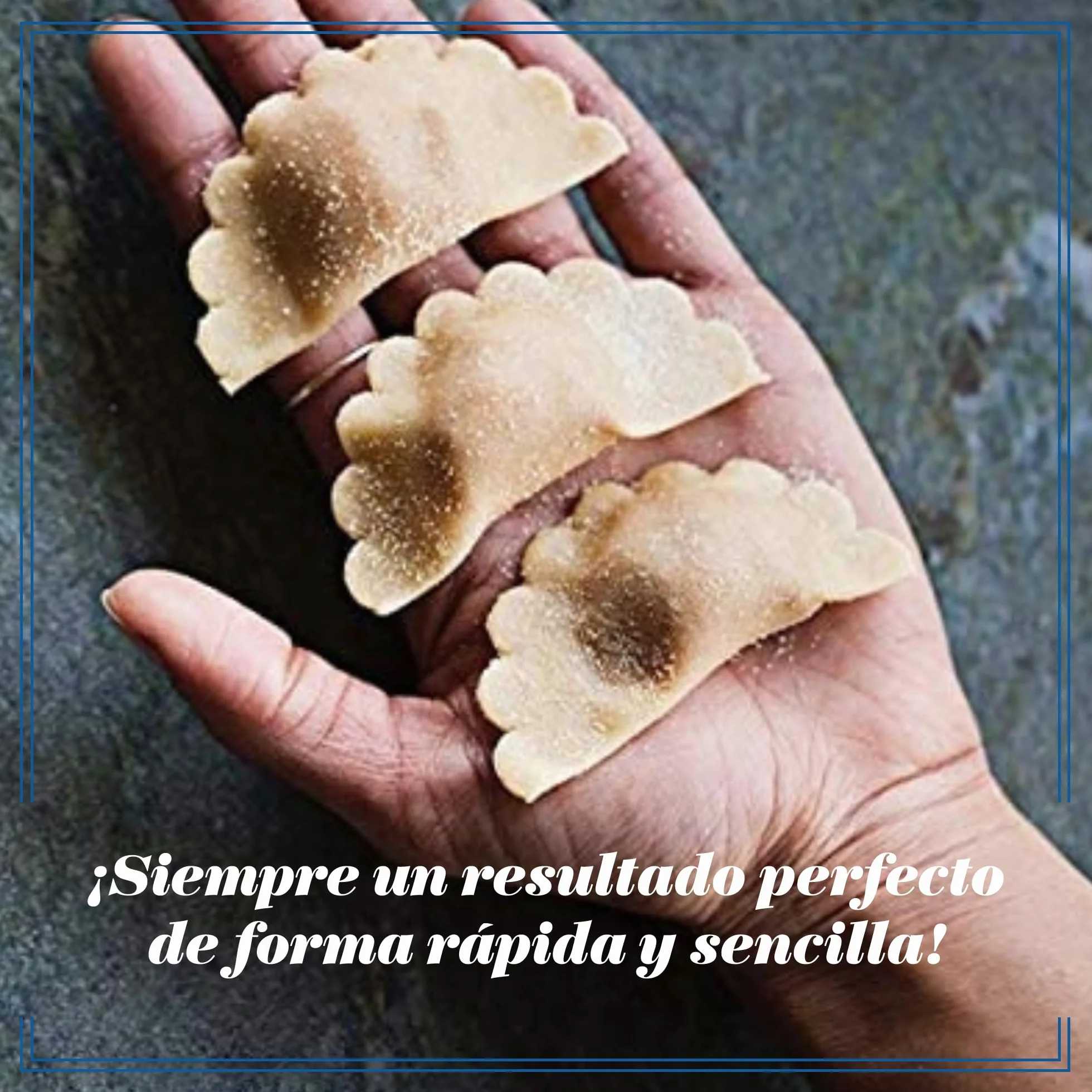 La Gondola Cortador de Raviolis Caseros - Forma Mezzaluna (Medialuna) 90 mm | Cortapastas de Latón y Madera | Cortador de Pasta Robusto y Fácil de Usar | Utensilios para Pasta Fresca Hechos en Italia