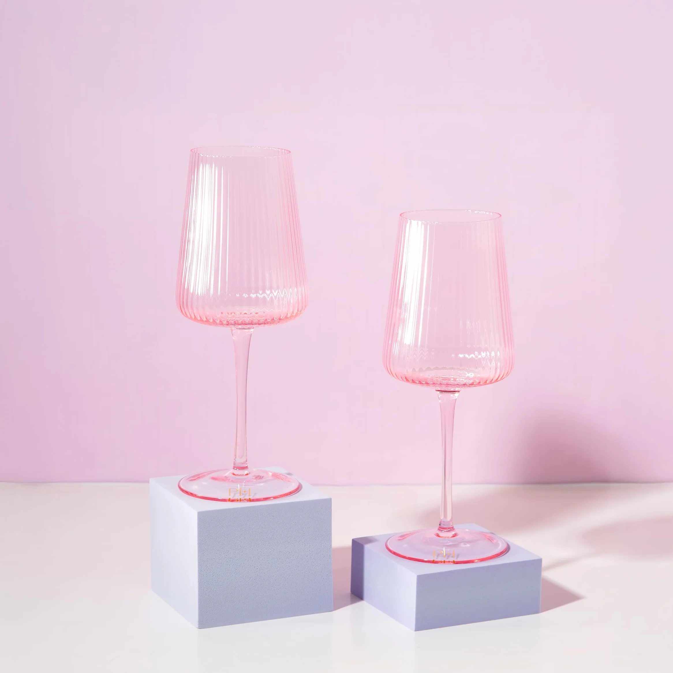 Paris Hilton Juego de copas de vino acanaladas, elegante cristalería estriada, perfecta para vino tinto o vino blanco, juego de 2, 18 onzas, rosa