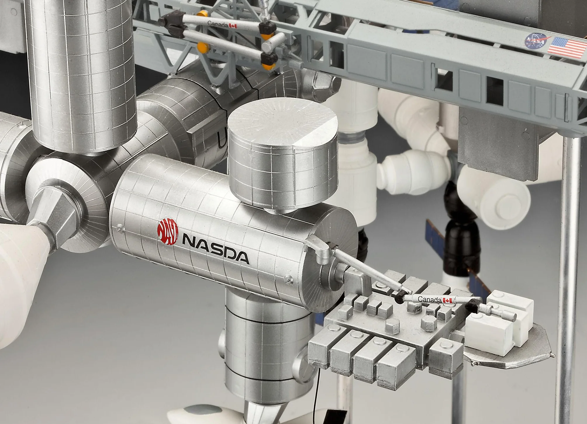 Revell Maqueta de construcción I Set de Regalo 25th Anniversary ISS Platinum Edition I INT. Estación Espacial I 250 Piezas I Escala 1:144 I para niños y Adultos a Partir de 13 años