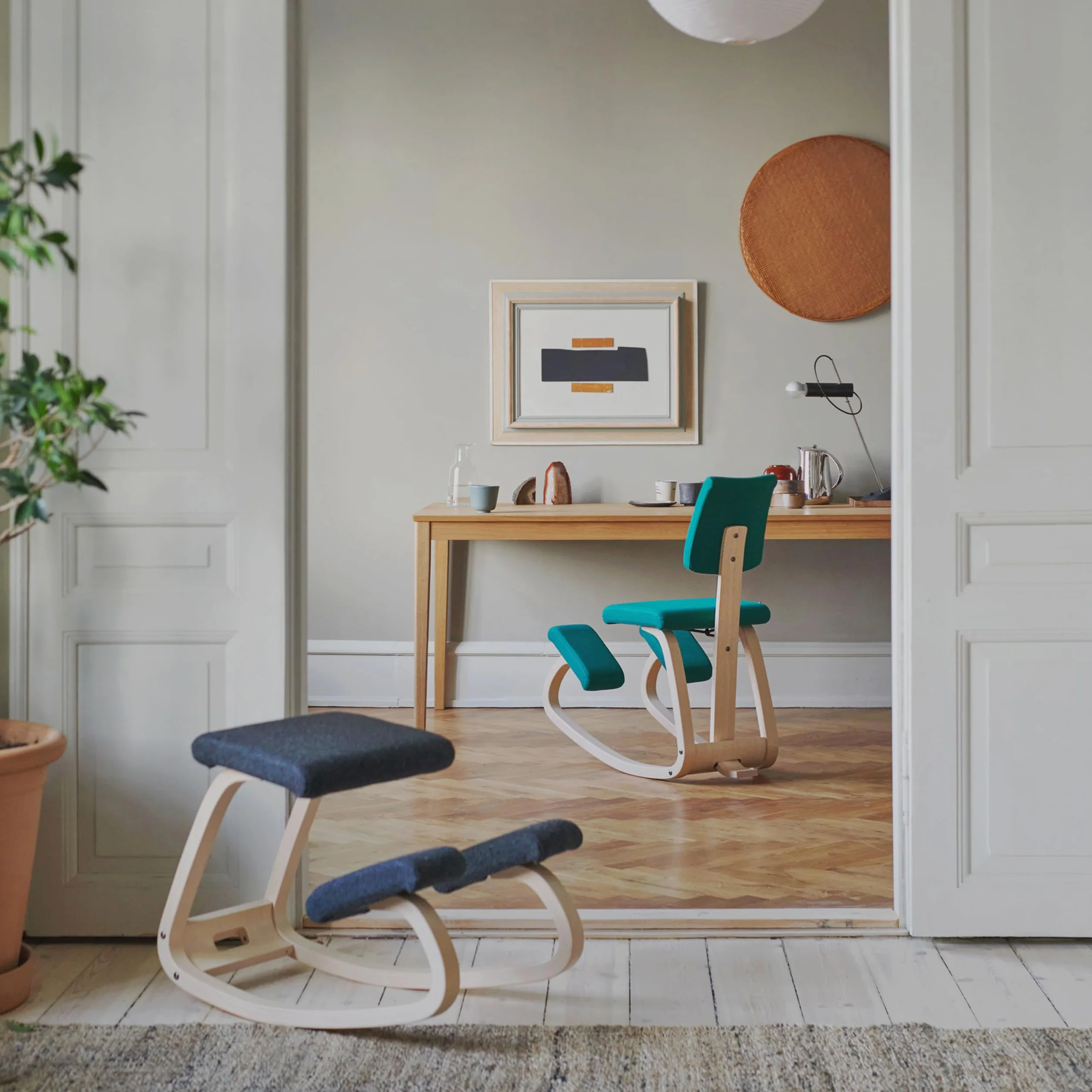 Varier Variable Plus Silla Ergonómica de Rodillas con Respaldo Natural/Negro – Silla de Oficina con Diseño Escandinavo, Postura Activa y Comodidad – Garantía de 10 Años